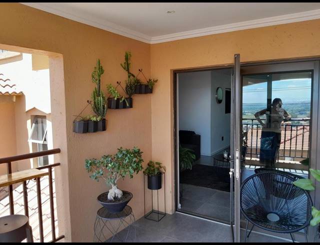 3 BEDROOM TOWNHOUSE FOR SALE IN SUNNYROCK